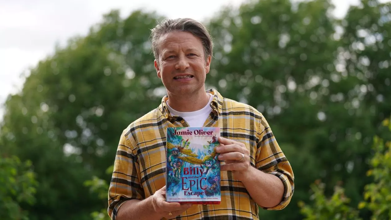 jamie oliver cu noua sa carte în mână