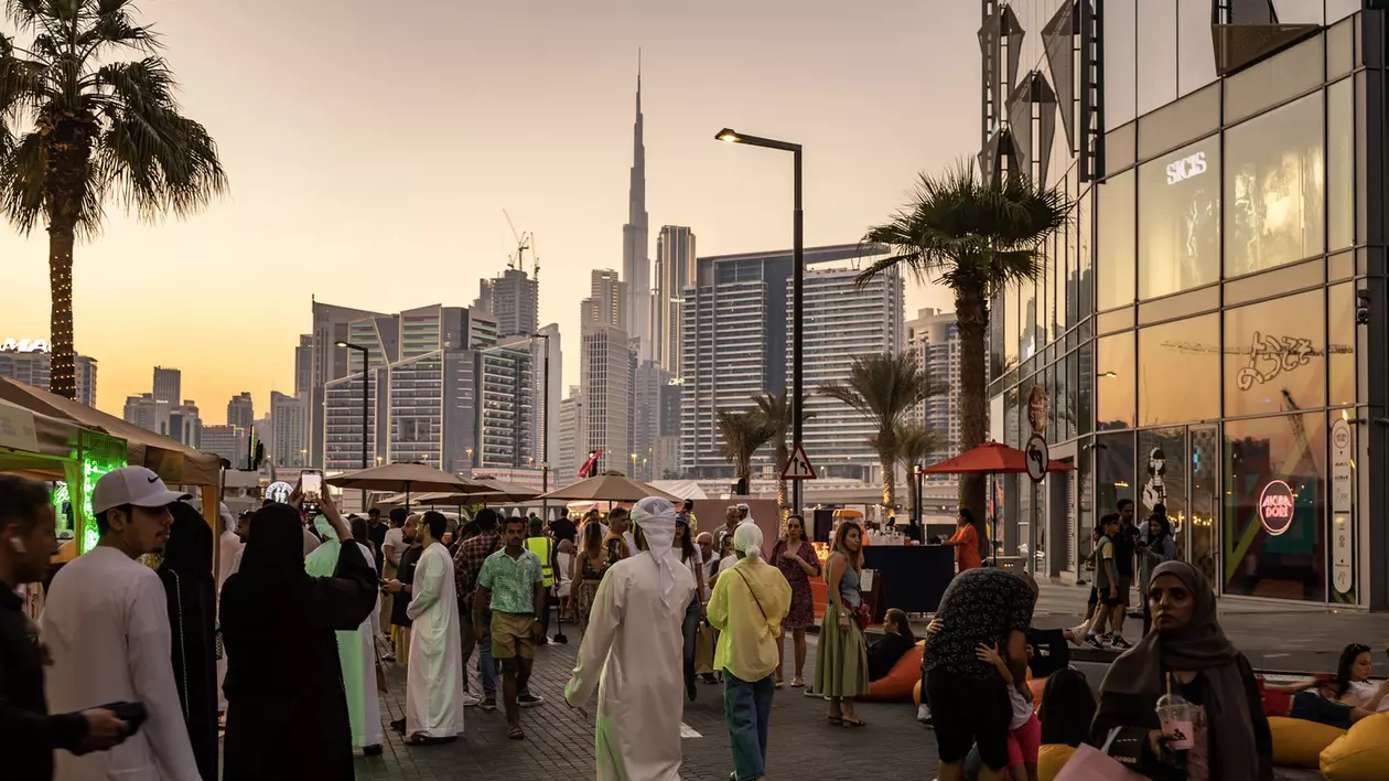 Turiști și localnici în Dubai