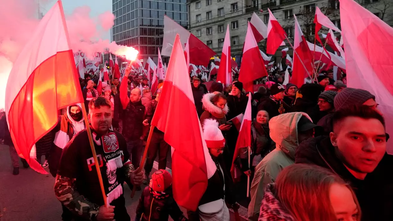 Strazile din Varsovia, pline cu mii de oameni care sarbatoresc ziua nationala a Poloniei cu torte si steaguri Sursă:Profimedia
