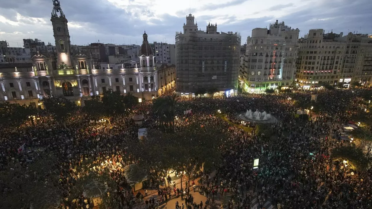 mii de oameni adunați în fața primăriei din Valencia în cadrul unui protest