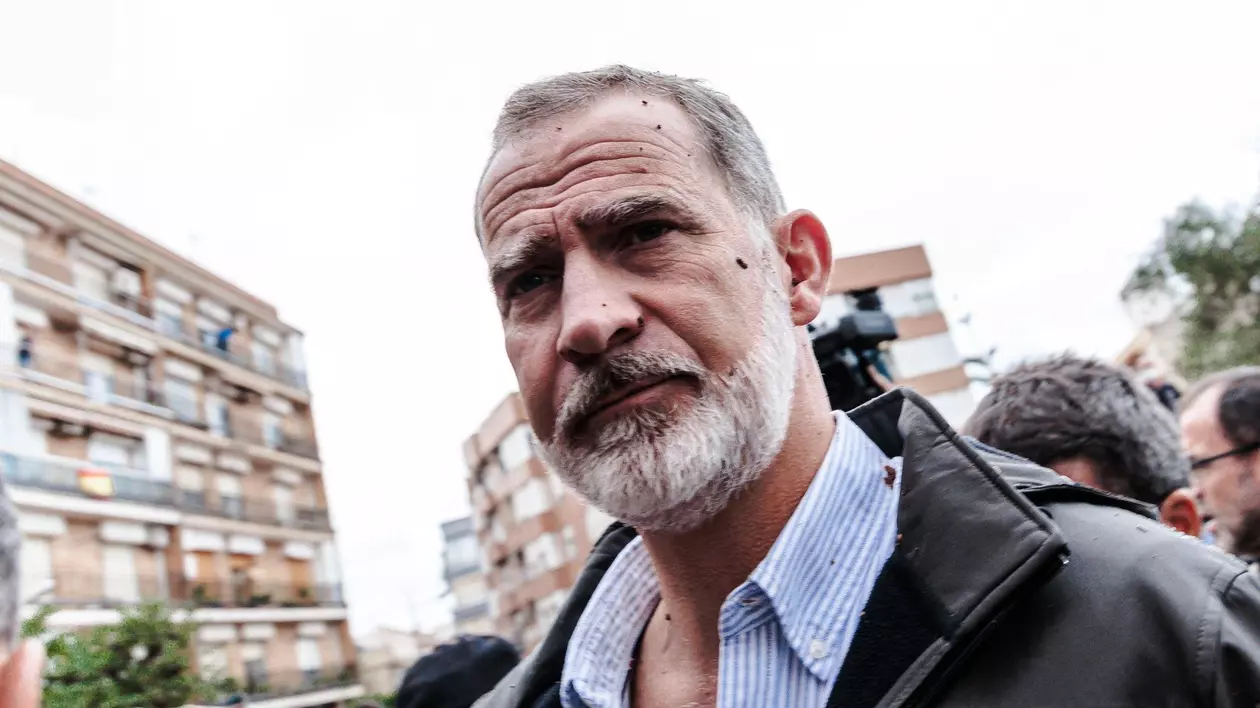 Regele Felipe al Spaniei a fost stropit cu noroi în timpul vizitei sale în Paiporta.