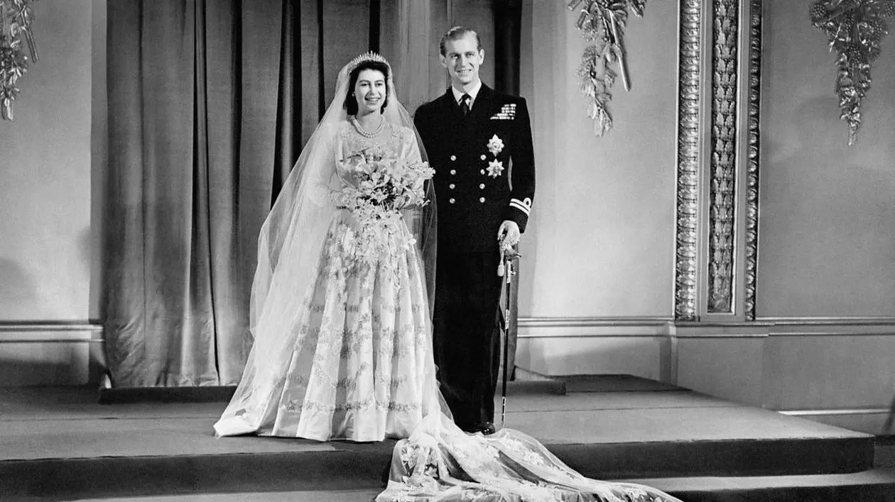 Prințesa Elisabeta (mai târziu Regina Elisabeta a II-a) și Lt Philip Mountbatten, îmbrăcați elegant după ceremonia de nuntă