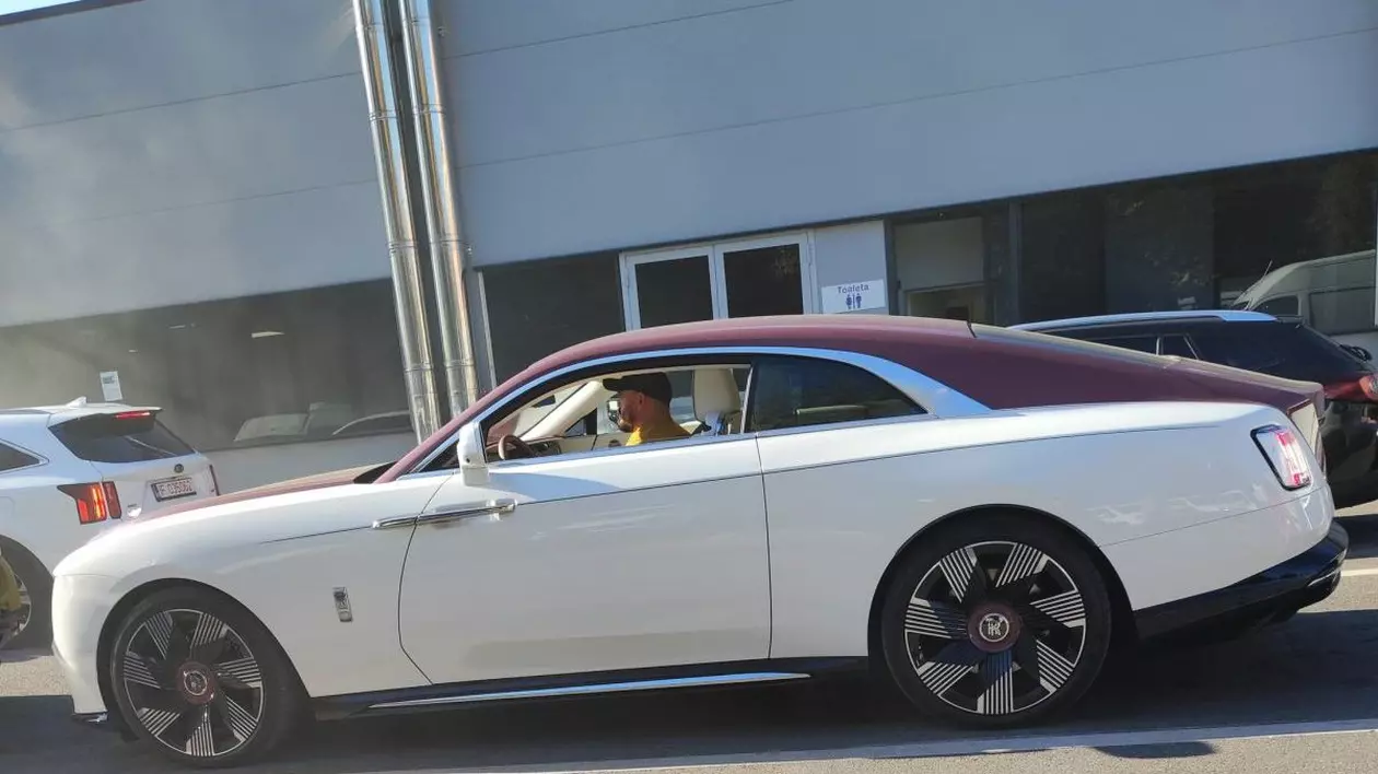 Primul model de Rolls-Royce electric, care costă cel puțin 400.000 de euro, dus la RAR ca să facă ITP-ul