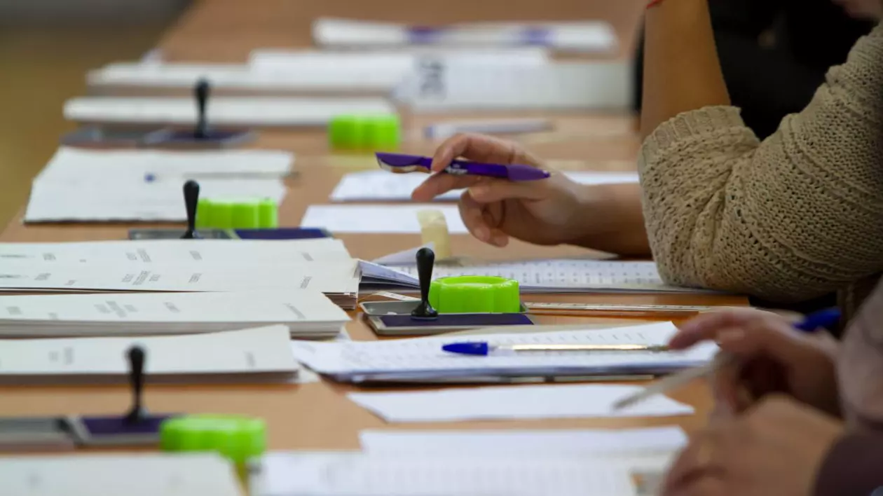 Mai multe ștampile pe masa unei secții de votare Foto: Hepta