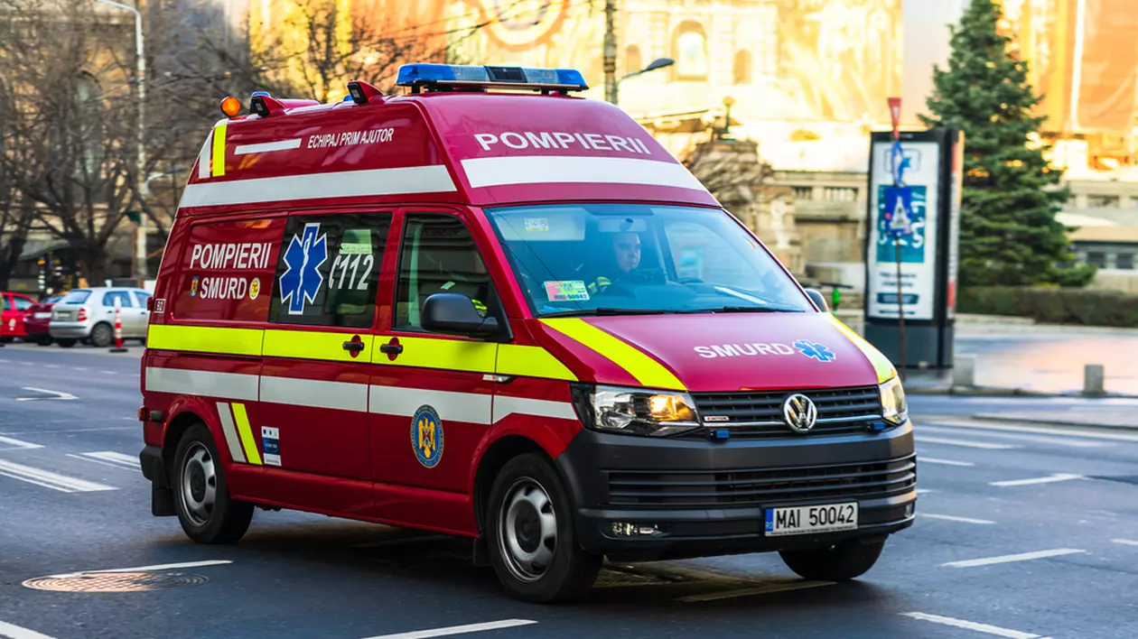 O ambulanță SMURD, în timp ce circula pe o stradă
