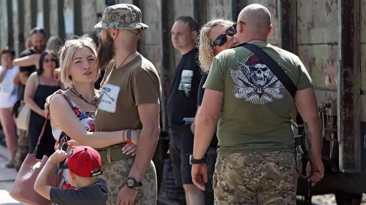 Militarii ucraineni își iau rămas bun de la partenerele de viață, înainte să plece pe front
