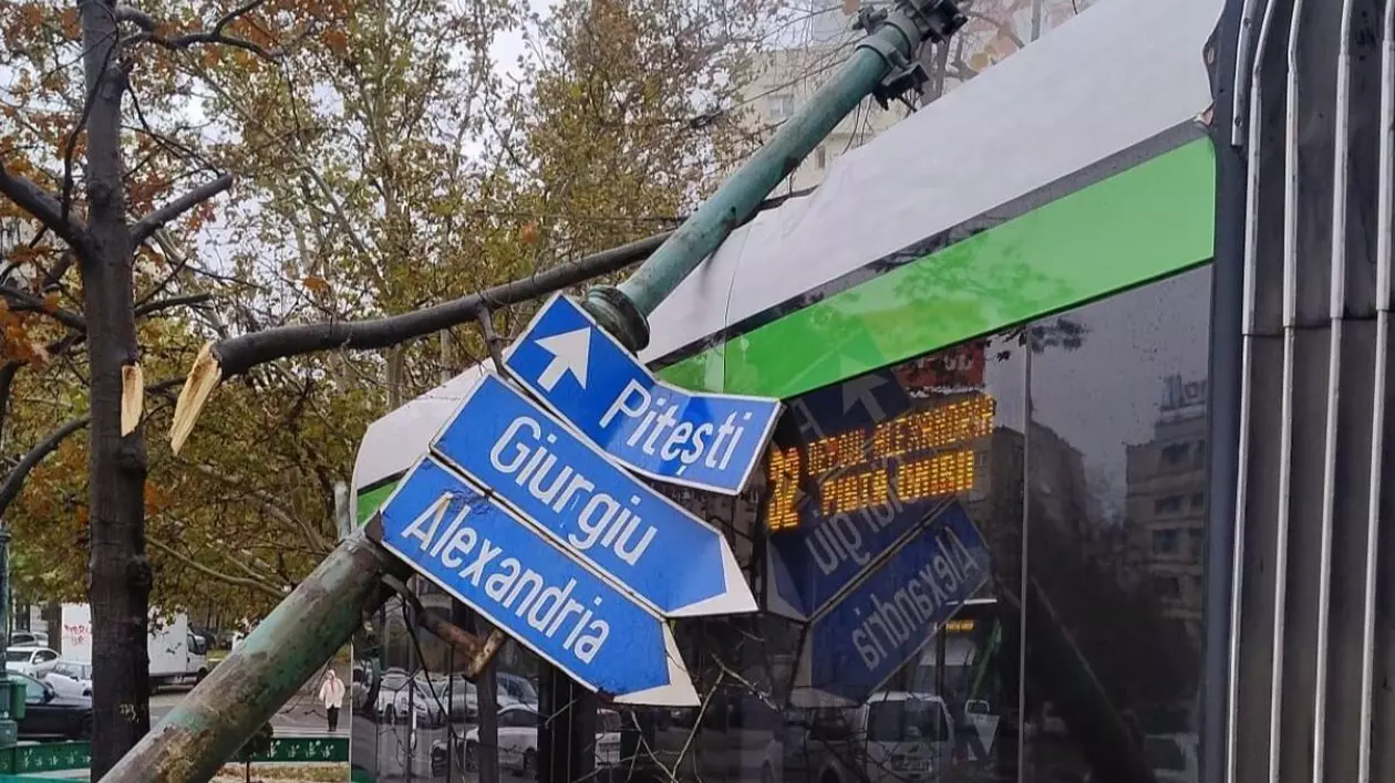 stalp de iluminat căzut peste un tramvai