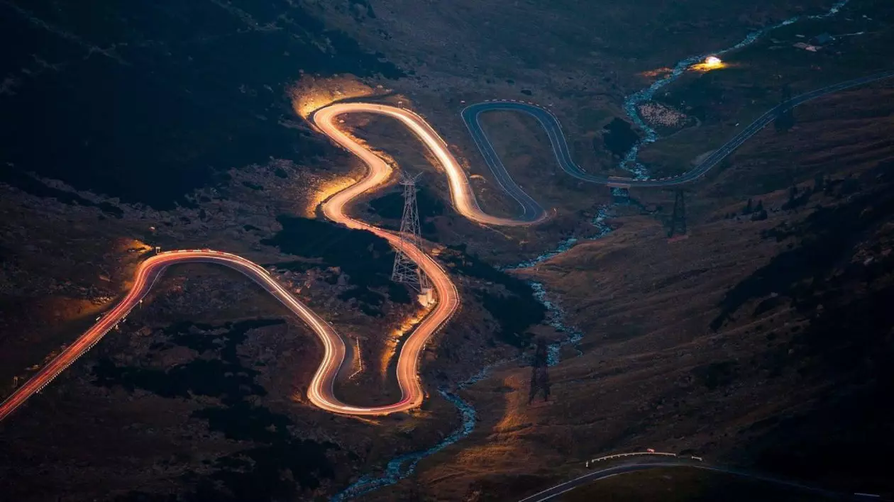 Imagine aeriană, de noapte, cu Transfăgărășan, unul dintre cele mai spectaculoase șosele din România