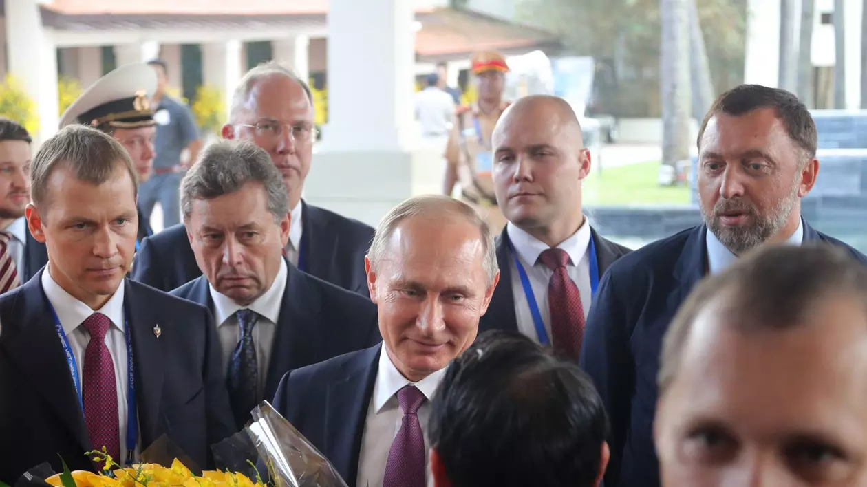 Vladimir Putin (în centrul imaginii), însoțit de oficiali și oligarhi ruși, printre care Oleg Deripaska, în cursul unei vizite în Vietnam Foto: Hepta