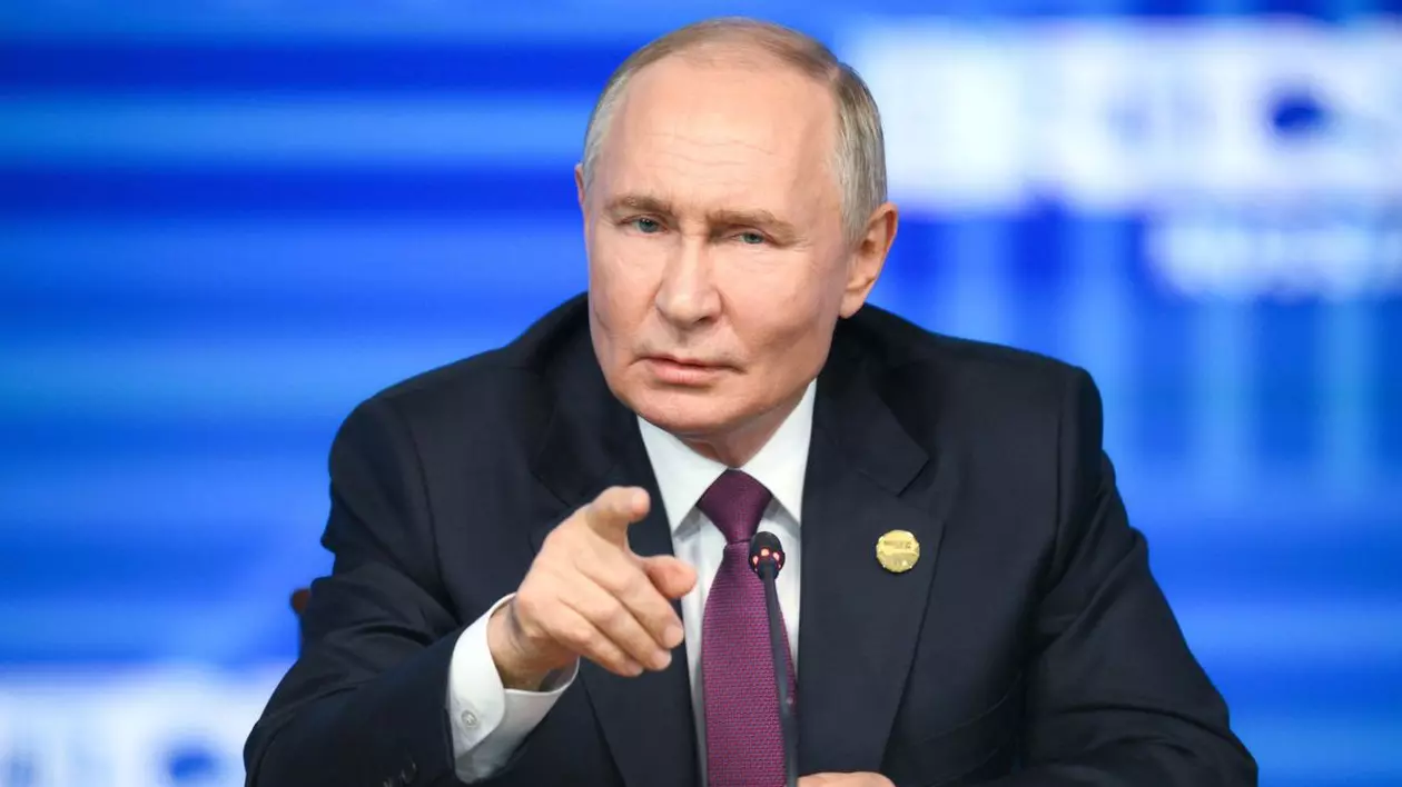 Vladimir Putin, surprins într-un moment când amenință cu noua sa presupusă rachetă Oreșnik Foto: Hepta