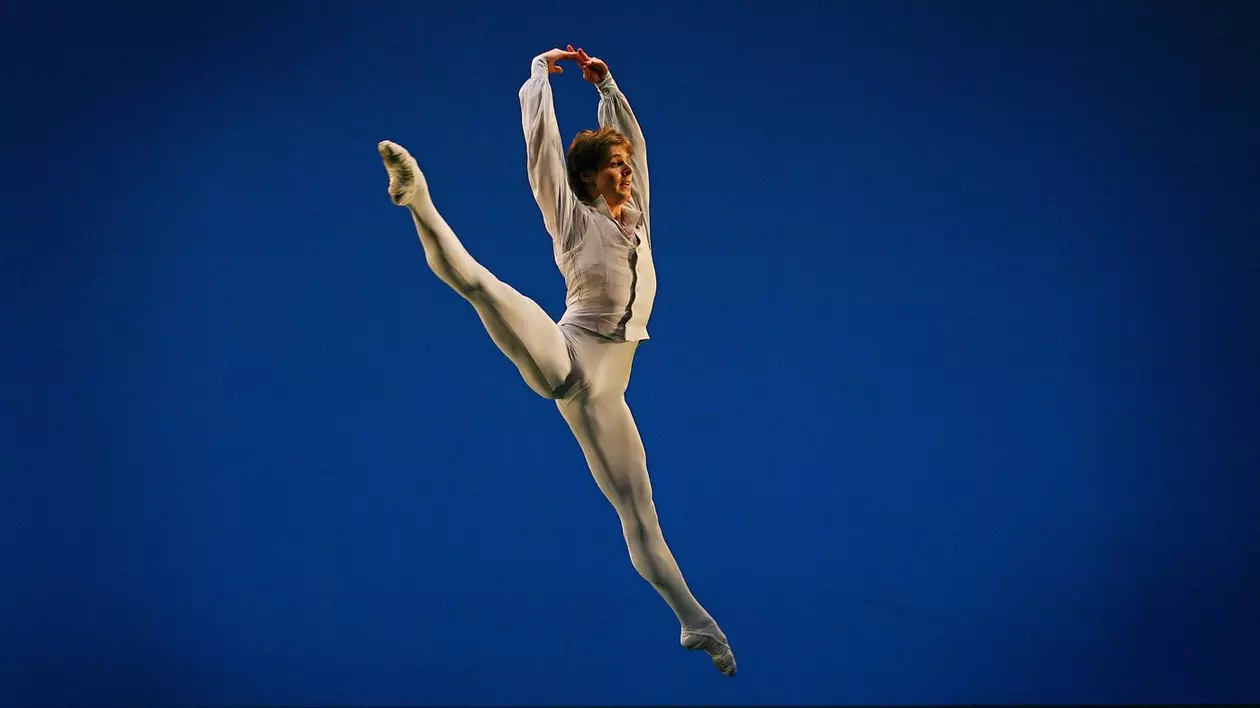 Balerinul Vladimir Shklyarov de la Baletul Mariinsky dansează în timpul unei repetiții generale a spectacolului „Tchaikovsky Pas de Deux” la teatrul Saddlers Wells din Londra, pe 15 octombrie 2008.