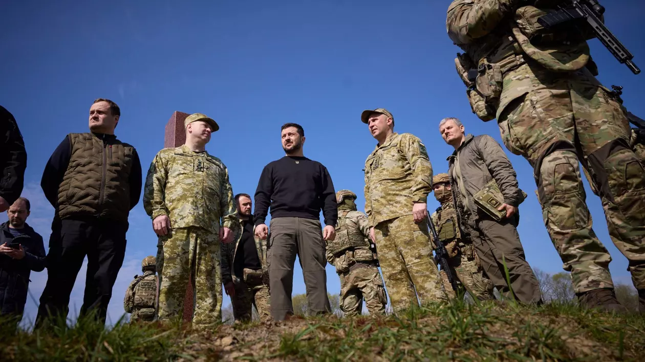 Volodimir Zelenski a fost surprins în timpul unei vizite în regiunea Volînia, la 19 aprilie 2023.