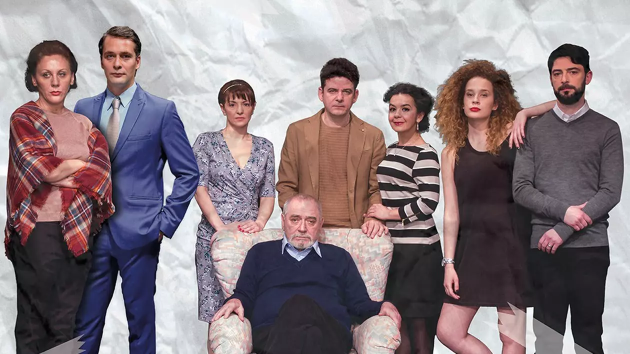 Actori pe afișul unui spectacol de teatru