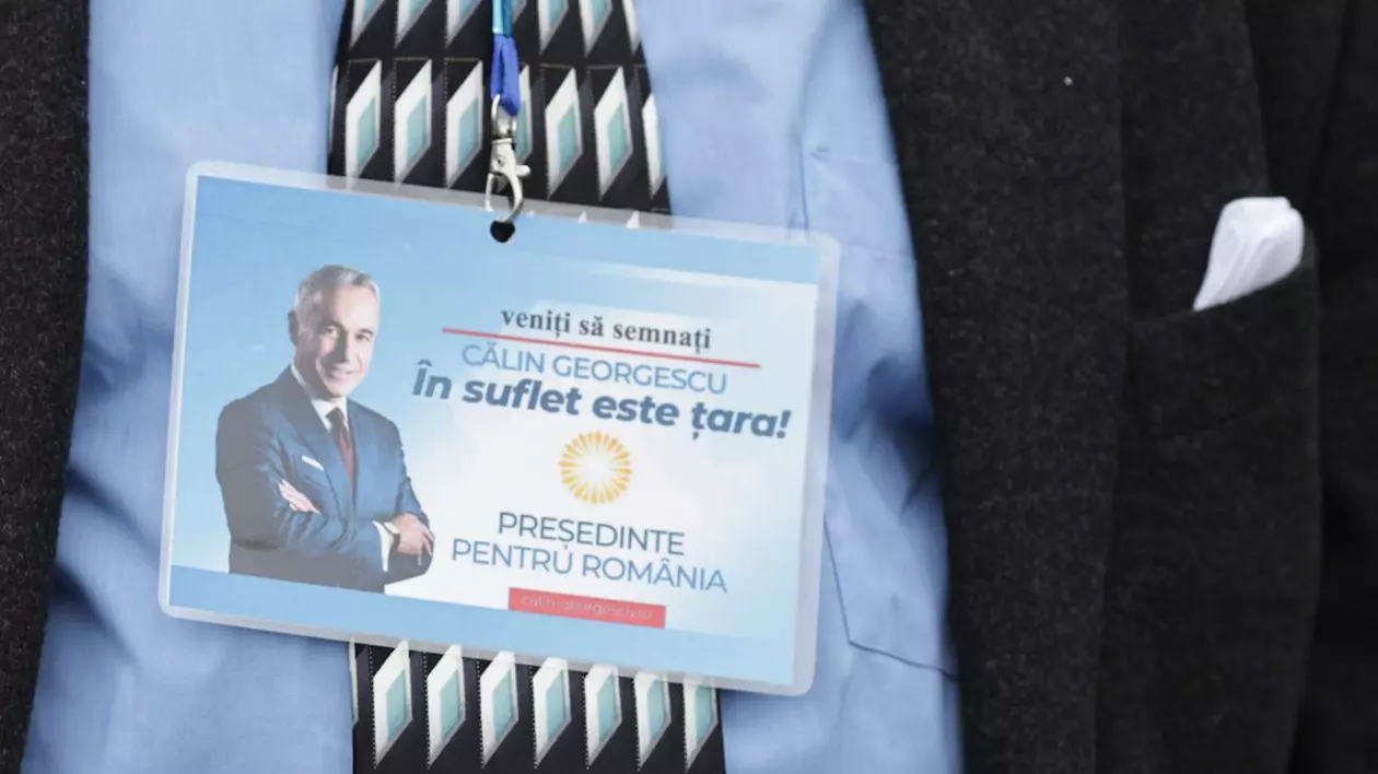 Ecuson din campanie cu îndemn la vot pentru Călin Georgescu