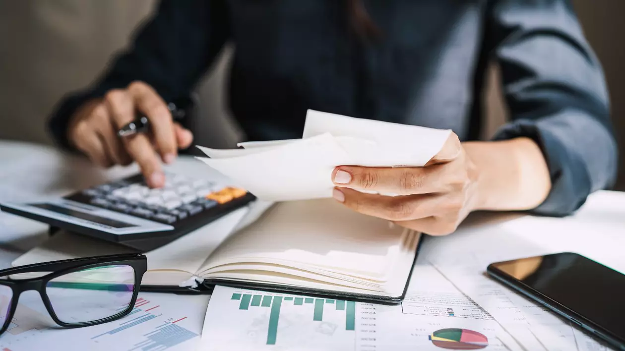 femeie care calculează taxe