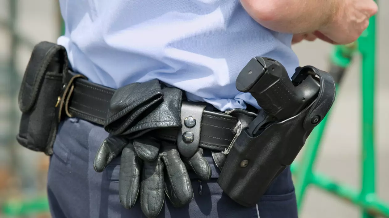 Un poliţist a scos arma din dotare, în timp ce se certa cu soția