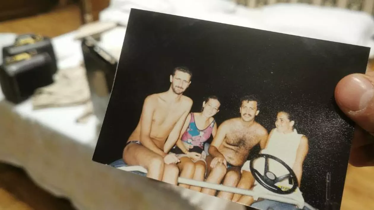 Rebelii îl umilesc pe Bashar Al-Assad și publică o fotografie găsită în palatul prezidențial cucerit: „Dictatorul sirian a rămas în slip”
