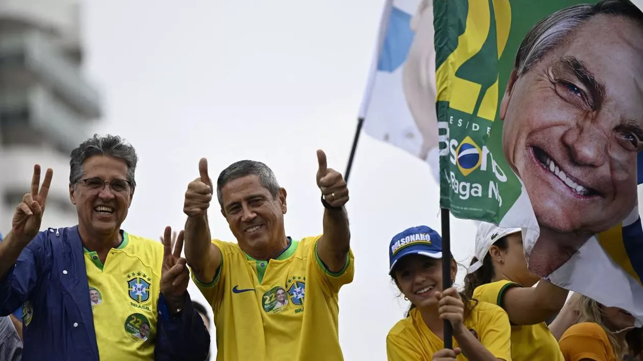 Candidatul la vicepreședinție Braga Netto participă la o desfășurare în timpul unei campanii electorale în Brasilia
