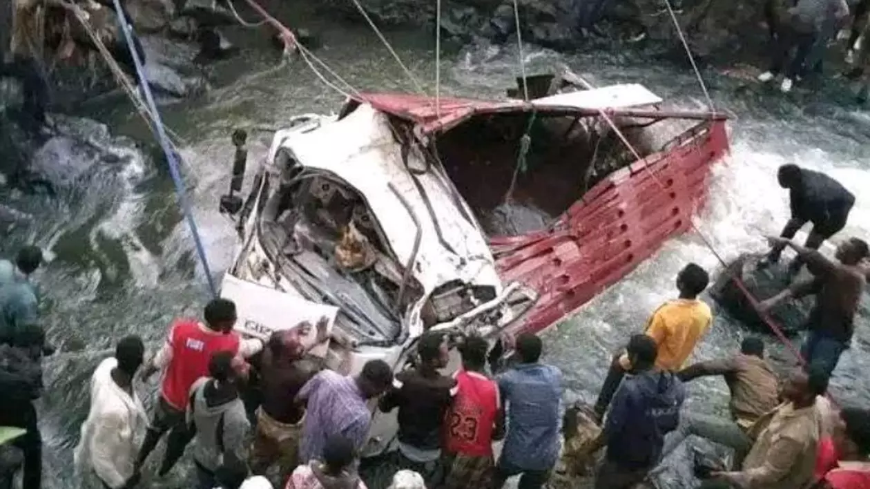 Camion cu zeci de persoane la bord căzut într-un rău din Etiopia Captură Facebook