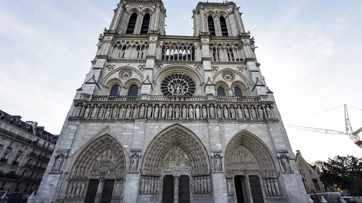Fațada catedralei Notre-Dame de Paris din Paris refăcută