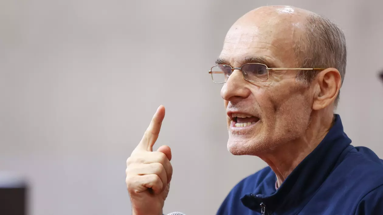 Imagine cu jurnalistul Cristian Tudor Popescu explicand ceva, cu mana ridicată
