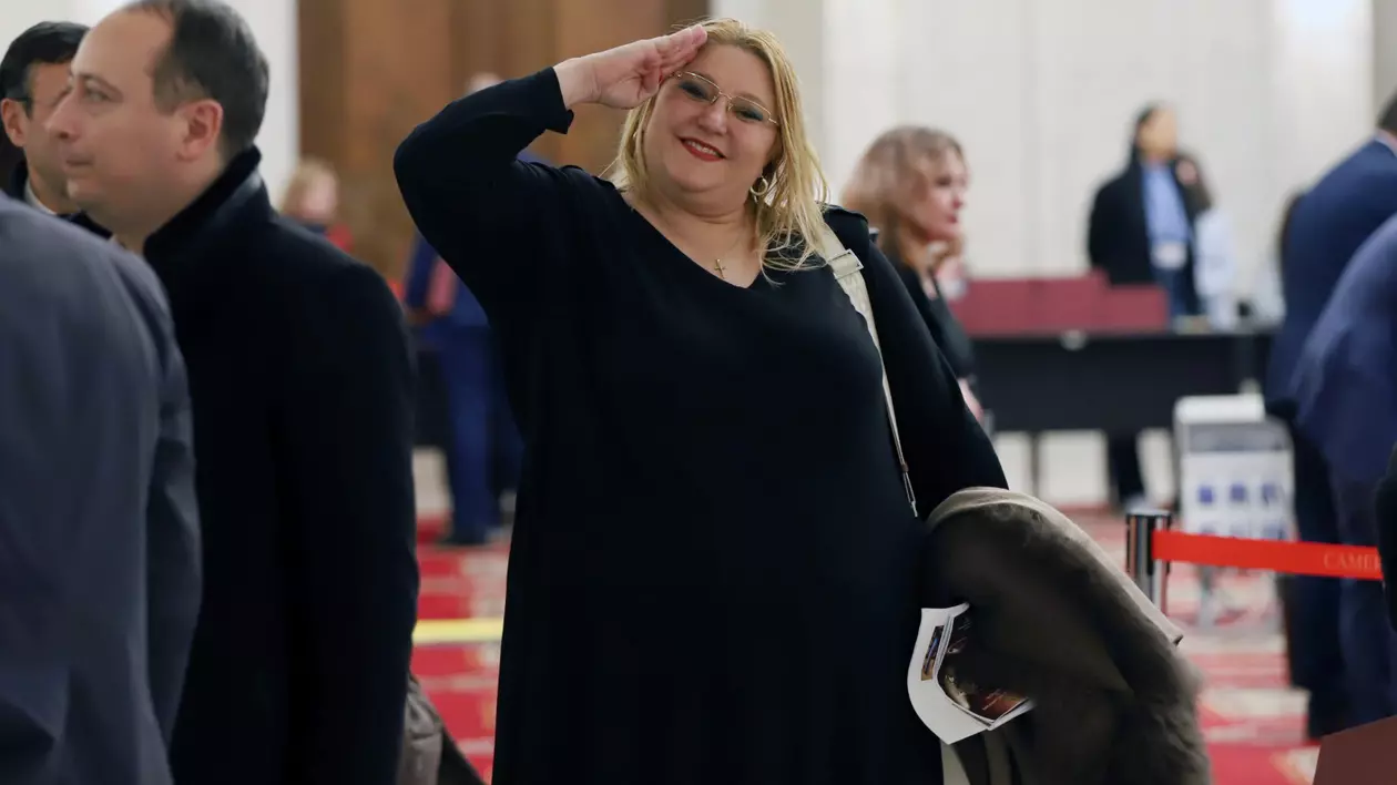 Diana Șoșoacă, îmbrăcată în negru și salutând, în Parlament