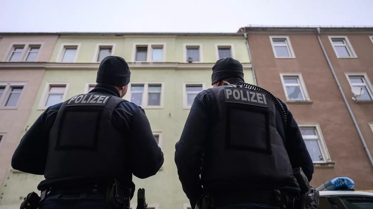 Doi polițiști germani au fost surprinși în fața unui bloc.