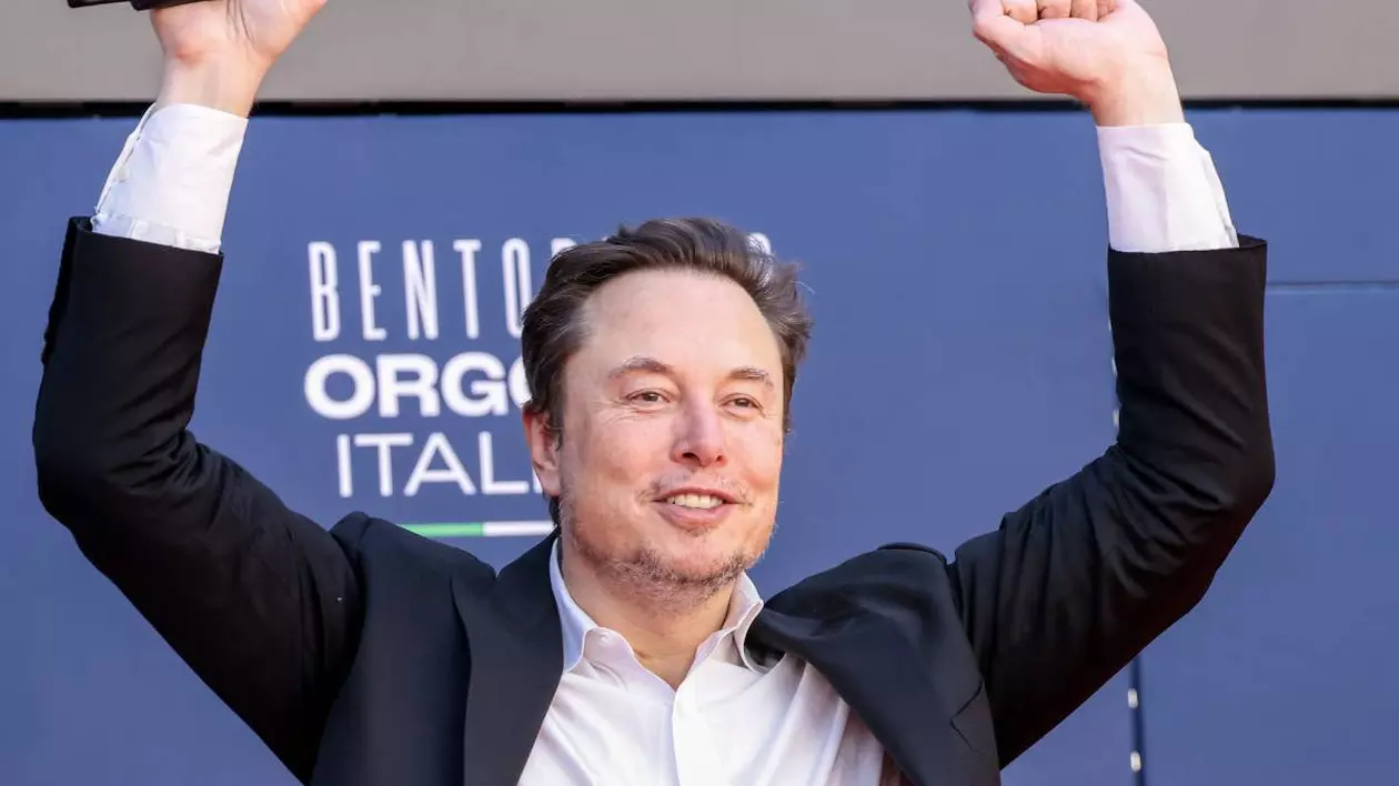 Elon Musk fondatorul SpaceX, cu mainile ridicate si cu un zambet larg