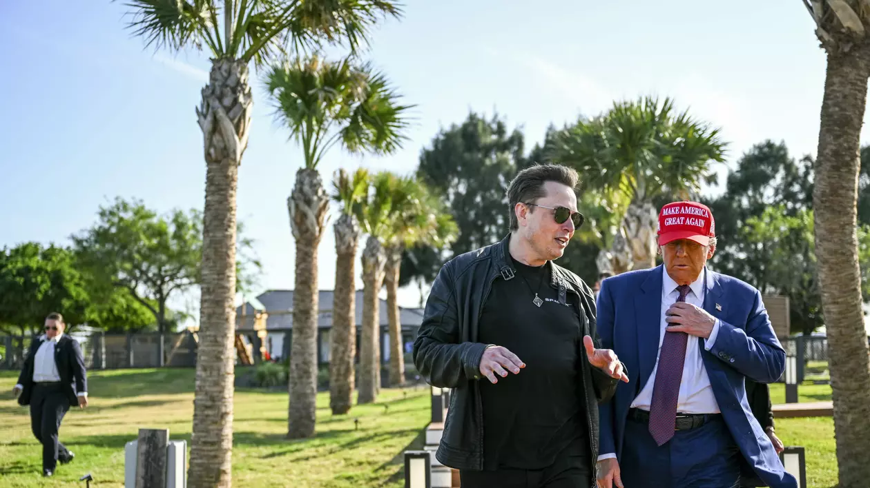 Elon Musk (stânga) și Donald Trump surprinși împreună la Boca Chica Foto: Profimedia