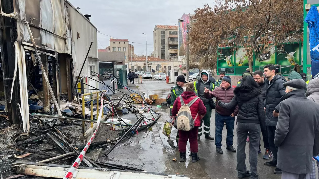 Urmările incendiului din Piața Matache. Primarul George Tuță a anunțat că hala de legume şi fructe este intactă