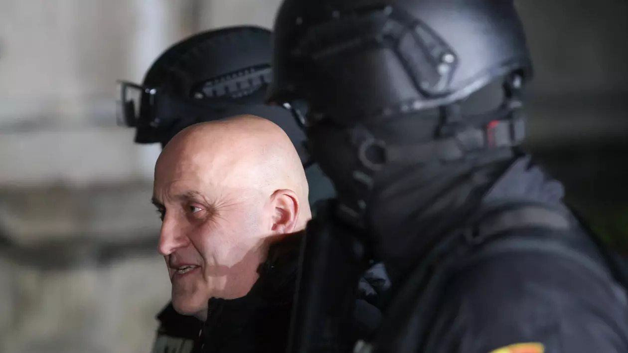 Horațiu Potra este escortat de polițiști în afara sediului IPJ Prahova, în Ploiești, 8 decembrie 2024.