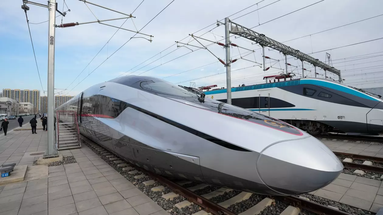 Imagine cu trenul de mare viteză CR450 EMU care a fost testat în China.