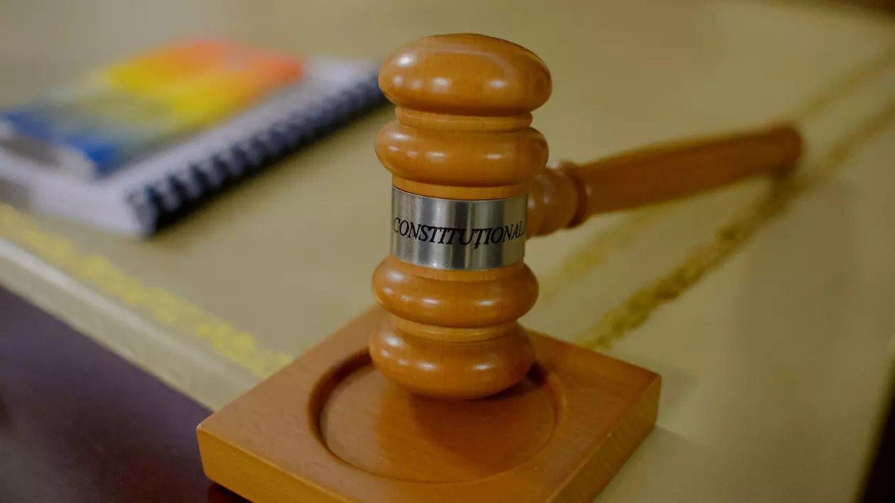 Imagine cu un ciocan din lemn pe care scrie „Curtea Constituțională a României”.