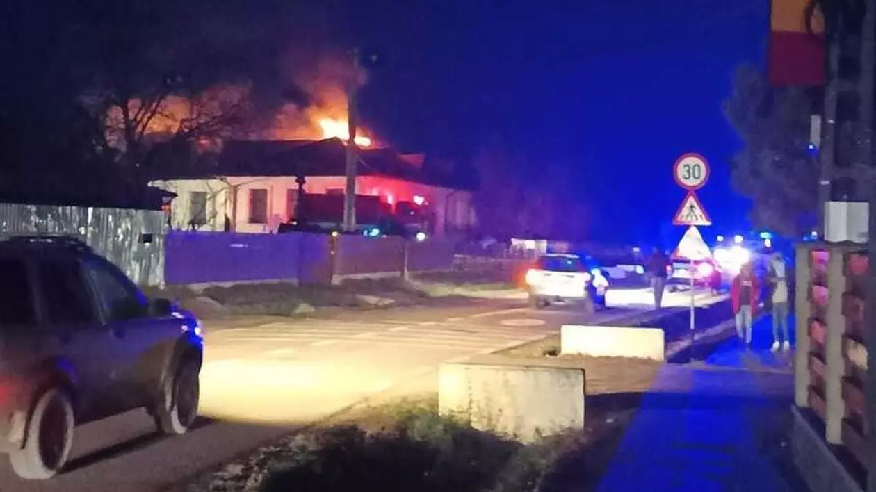 Incendiu la o școală din Botoșani: acoperișul a ars, fochistul instituției a fost transportat la spital