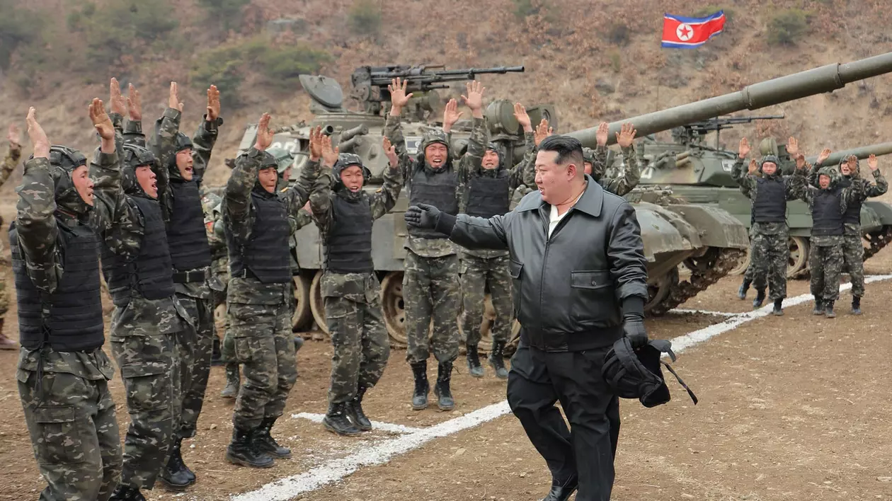 Liderul nord-coreean Kim Jong Un își salută soldații.
