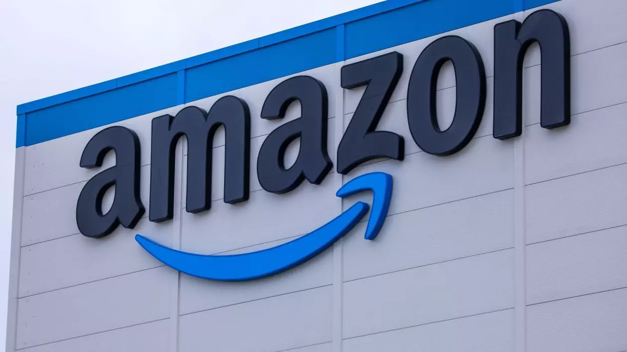 Sigla Amazon pe o clădire