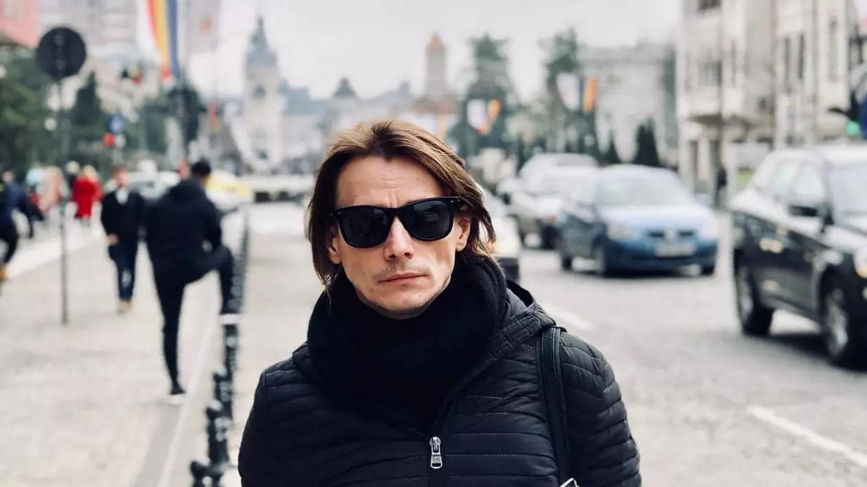 Marius Manole își donează costumul purtat în prima piesă de teatru în care a jucat. Cum arată piesa vestimentară. „Sper că va inspira cât mai mulți oameni”