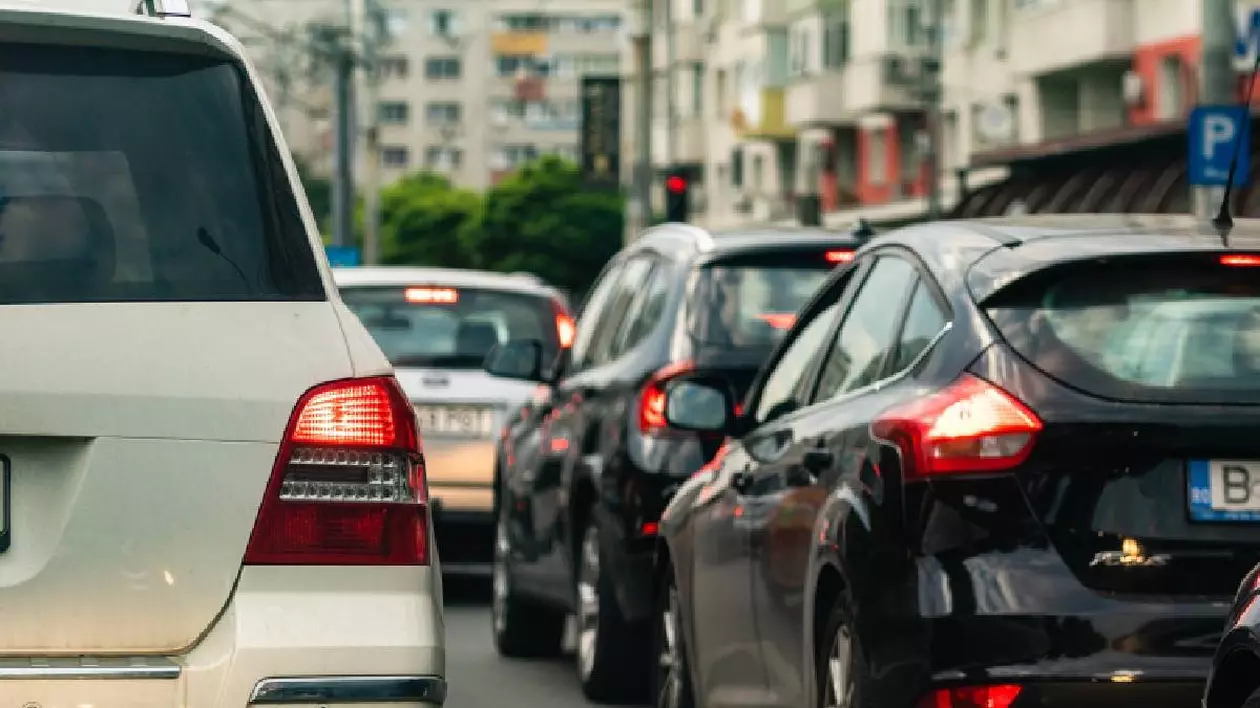 Imagine ilustrativă cu mașini în traficul din București