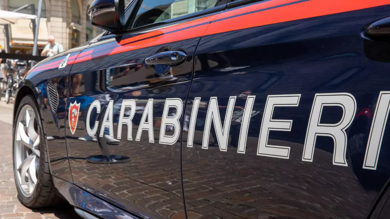 masina de culoare albastra, pe usi este scirs Carabinieri cu culoare alba