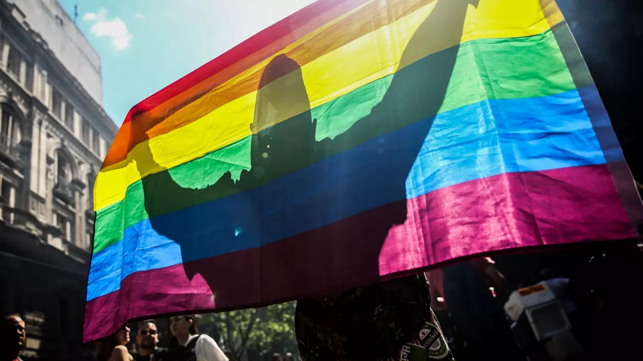 Un participant arată steagul mândriei în timpul Paradei Argentina Pride 2023, în Buenos Aires. Parada mândriei LGBT (lesbiene, gay, bisexuali și transsexuali) 2023, în Buenos Aires.