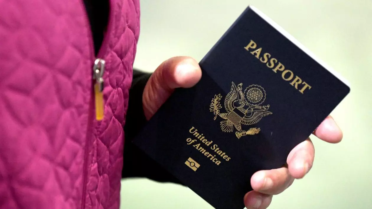 O femeie ține în mână un pașaport american