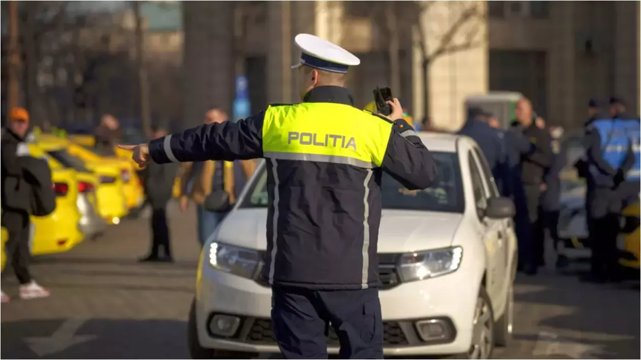 Un polițist de la Rutieră care dirijează traficul.