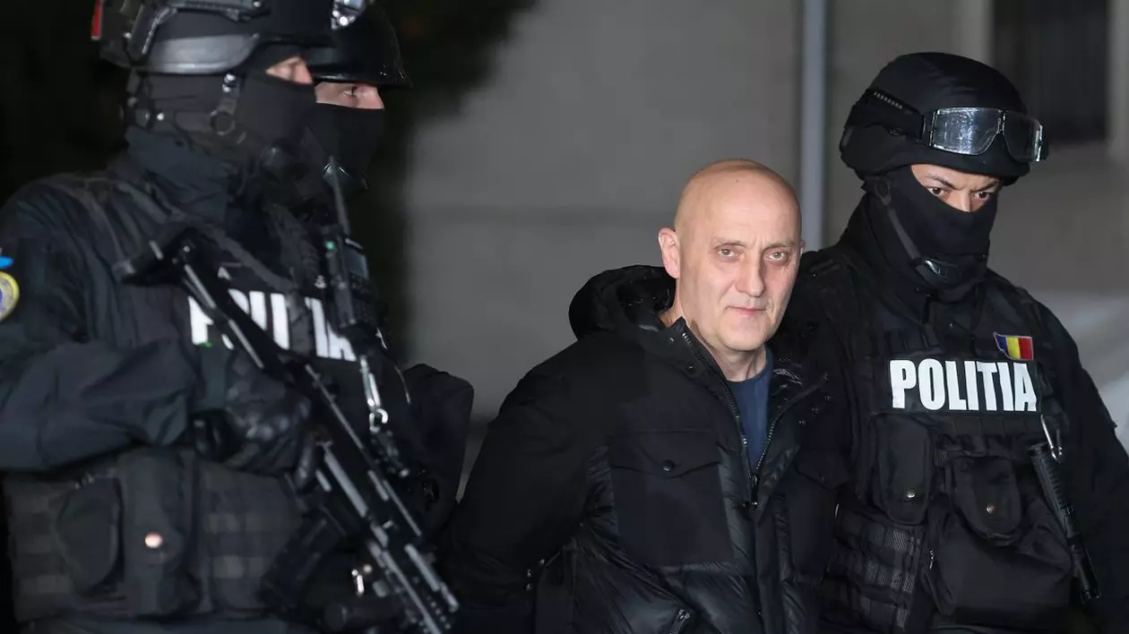 Horațiu Potra, flancat de doi polițiști