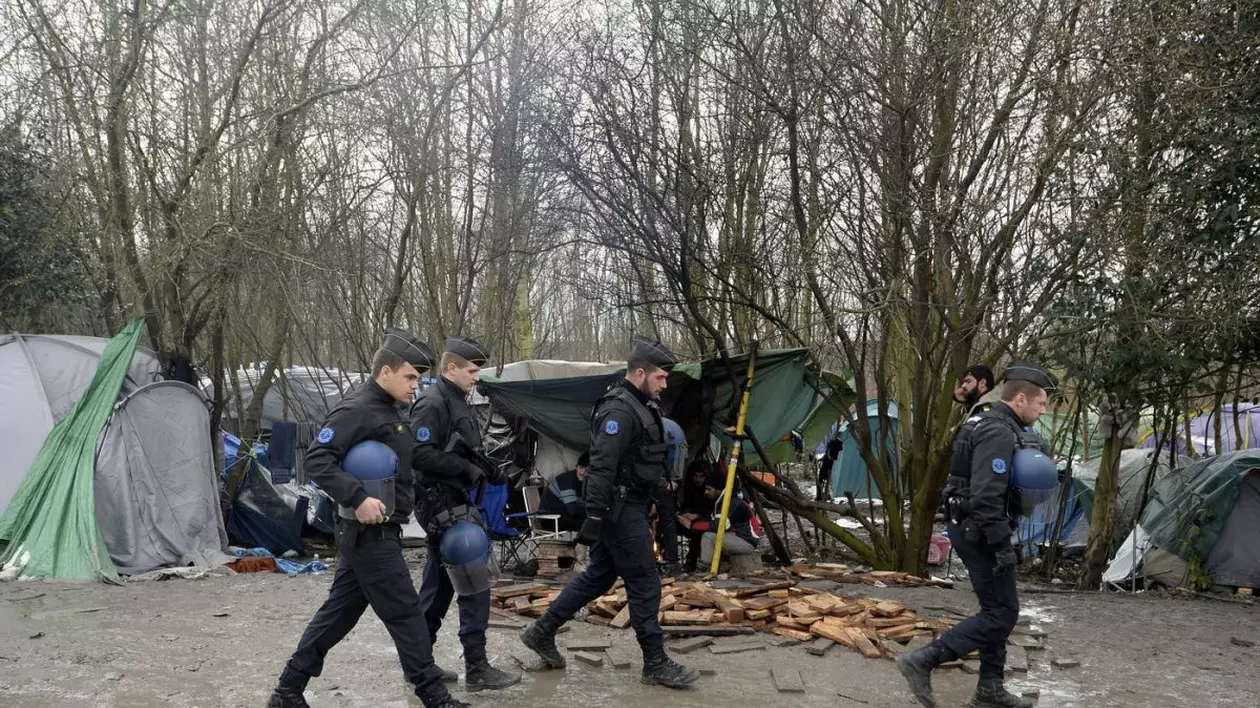 Atac armat într-o tabără de migranți din Franța. Cinci persoane au fost împușcate mortal, iar suspectul s-a predat