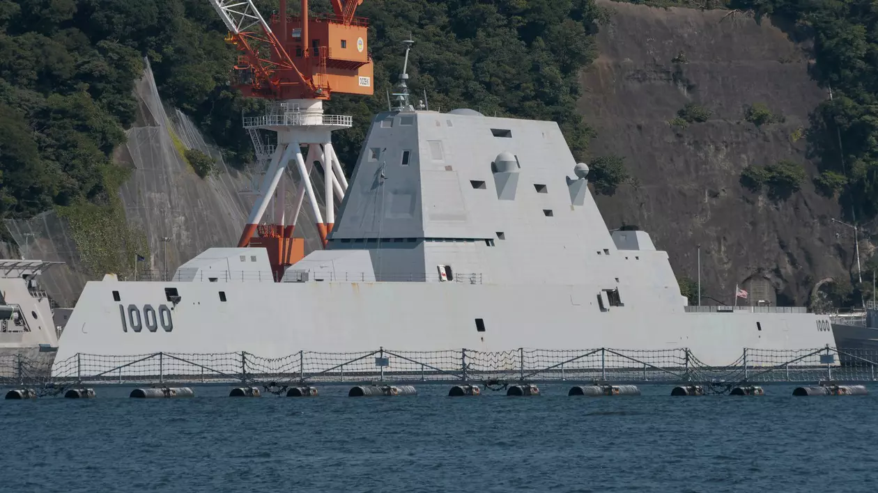 Distrugător stealth din clasa Zumwalt, primul cu rachete hipersonice care ating de 5 ori viteza sunetului. „Următoarea etapă în războiul non-nuclear”