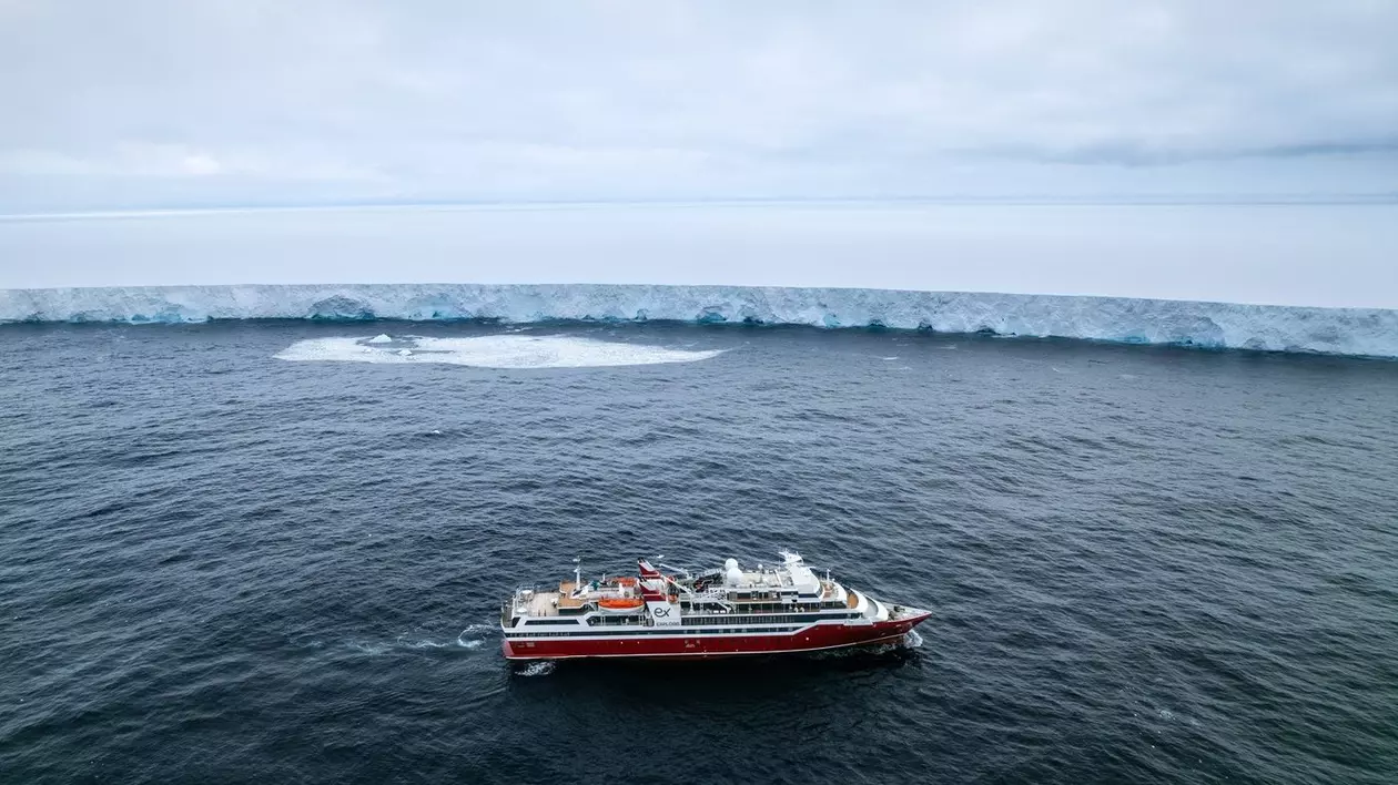 Cel mai mare aisberg din lume se află la marginea Atlanticului. Cunoscut sub numele de „A23a”, acesta se află în derivă din august 2022. Acesta este un fenomen natural care, potrivit specialiștilor, nu este legat de schimbările climatice
