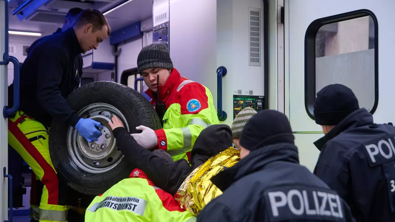 Un activist climatic a fost băgat în ambulanță cu tot cu cauciucul de care se „lipise”, în timpul unui protest de la Berlin