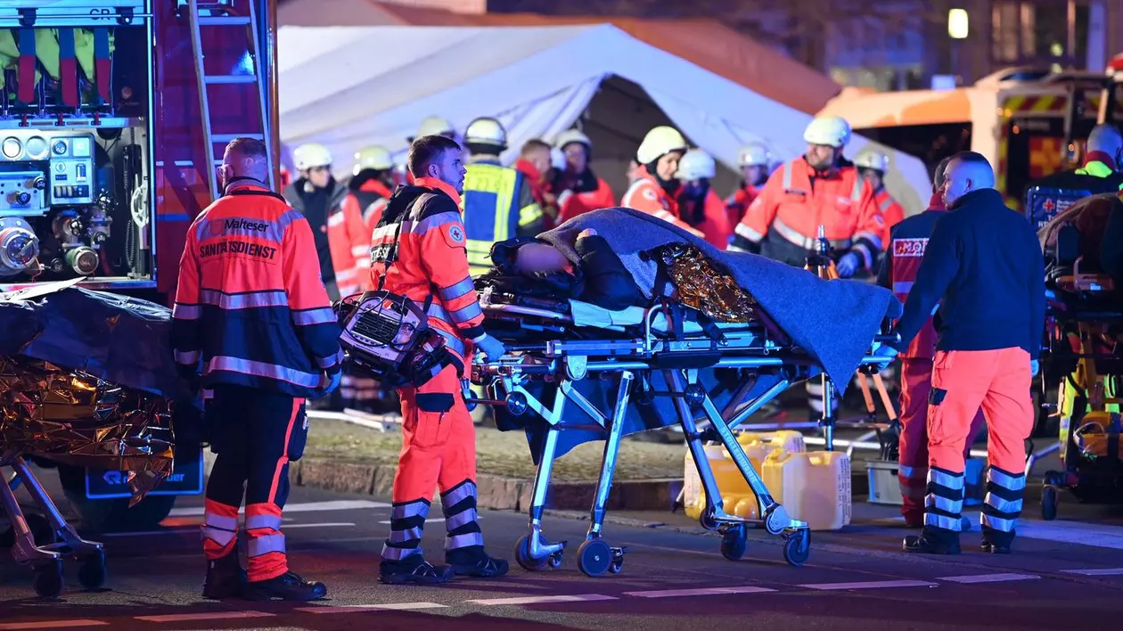 Serviciile de urgență, poliția și pompierii sunt la datorie la piața de Crăciun din Magdeburg. Un șofer a intrat cu mașina într-un grup de persoane la târgul de Crăciun din Magdeburg.