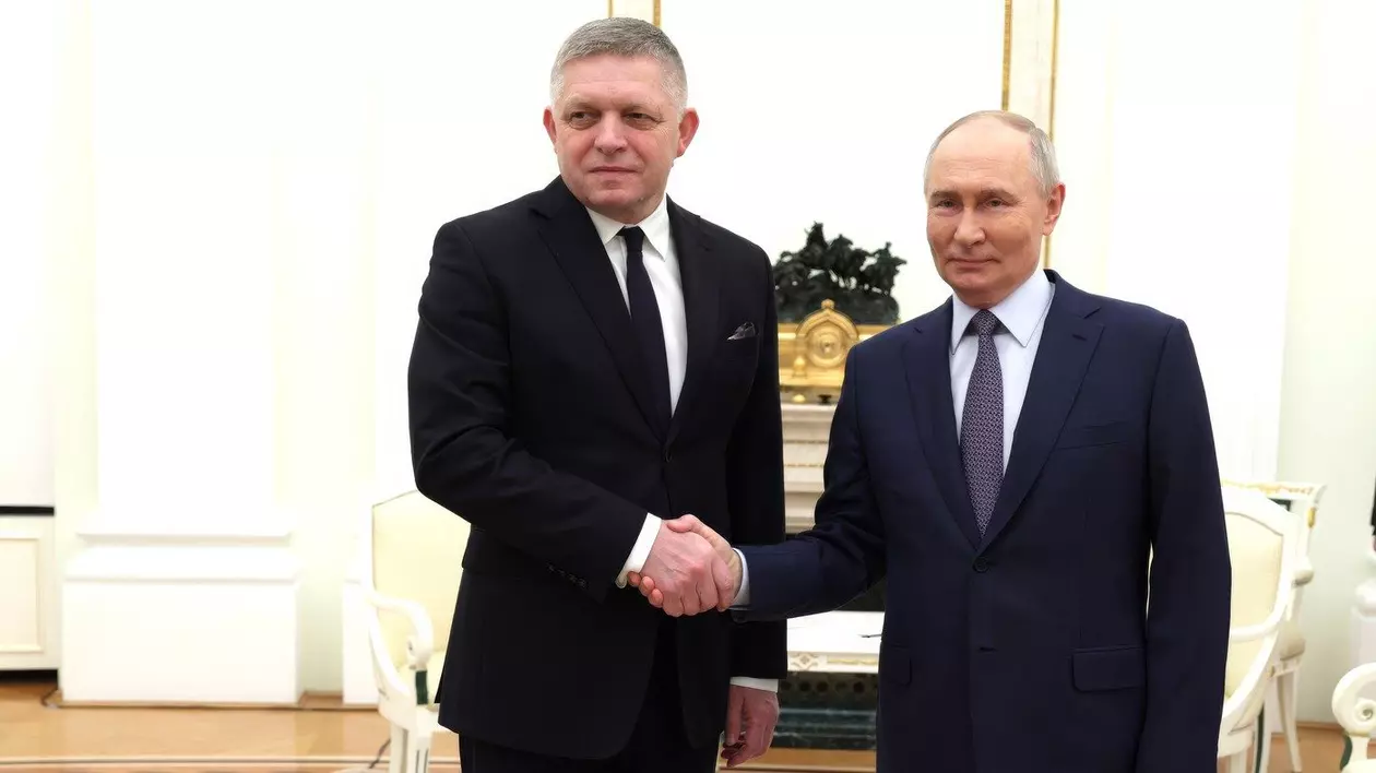 Robert Fico (stânga) și Vladimir Putin (dreapta)