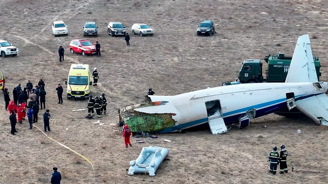 Rămățițe ale avionului azer care a fost deviat din Rusia și s-a prăbușit în Kazahstan Foto: Profimedia
